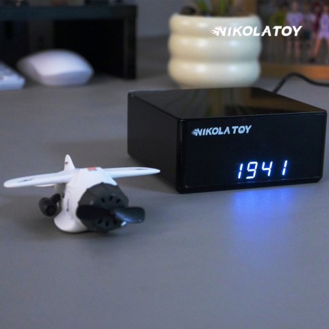 NK-2524 Zegarek cyfrowy z unoszącym się samolotem